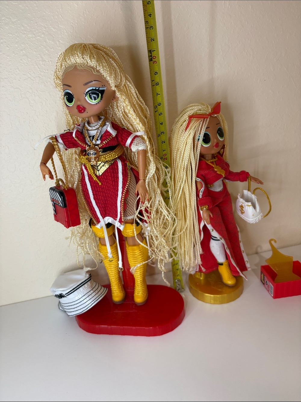 Set of. 2 L.O.L. SWAG Surprise Fierce Fashions Dolls in Red and Gold Outfits - Picture 10 of 14